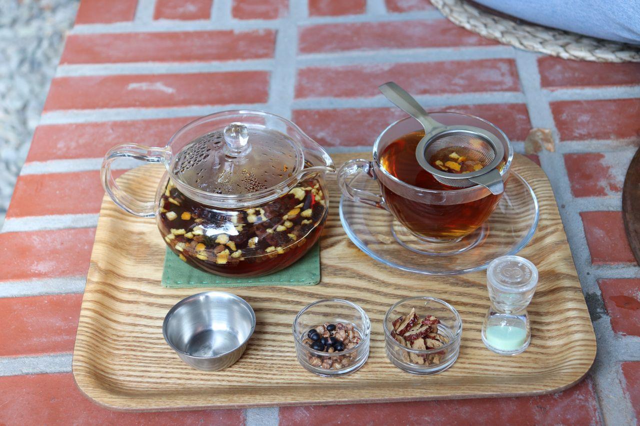 Gyeongbok Palace/Apgujeong Korean Foot Bath Cafe | Tea Therapy
